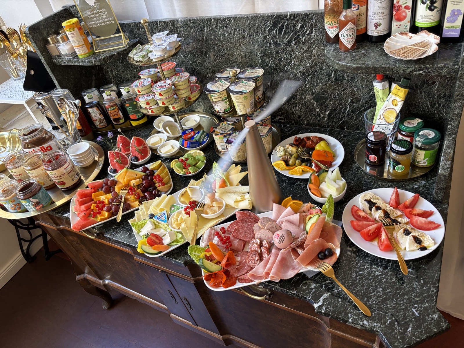 Reichhaltiges Fr&uuml;hst&uuml;cksbuffet