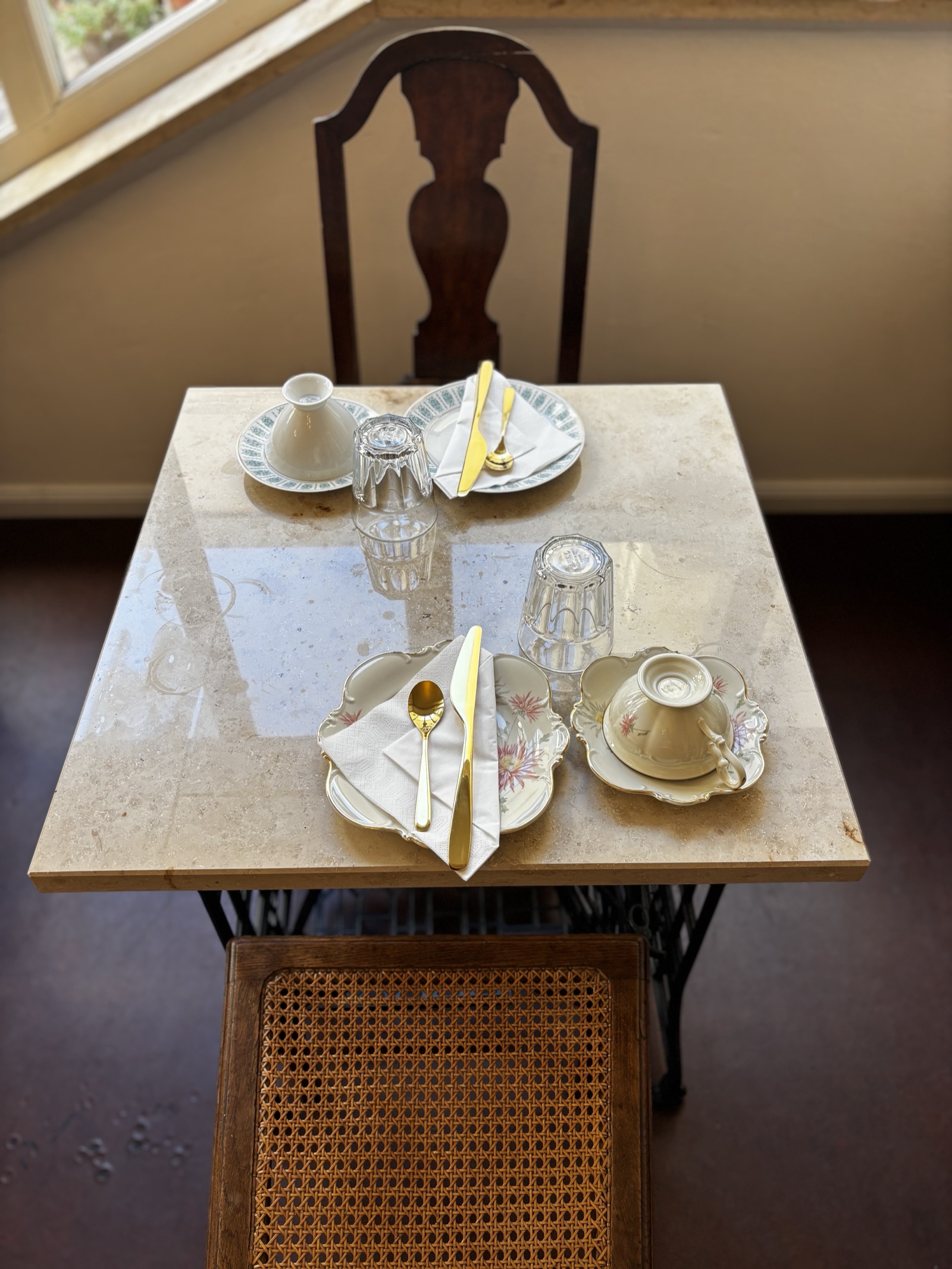 Gedeckter Fr&uuml;hst&uuml;ckstisch f&uuml;r zwei