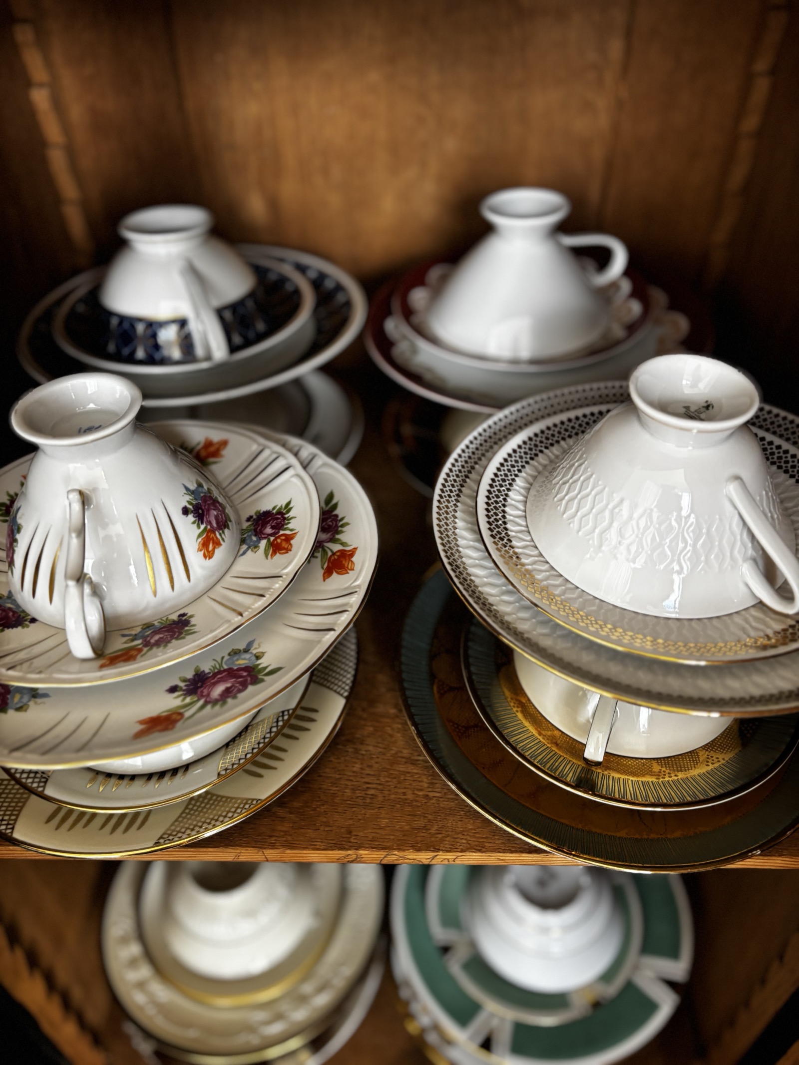 Vintage Geschirr im Schrank