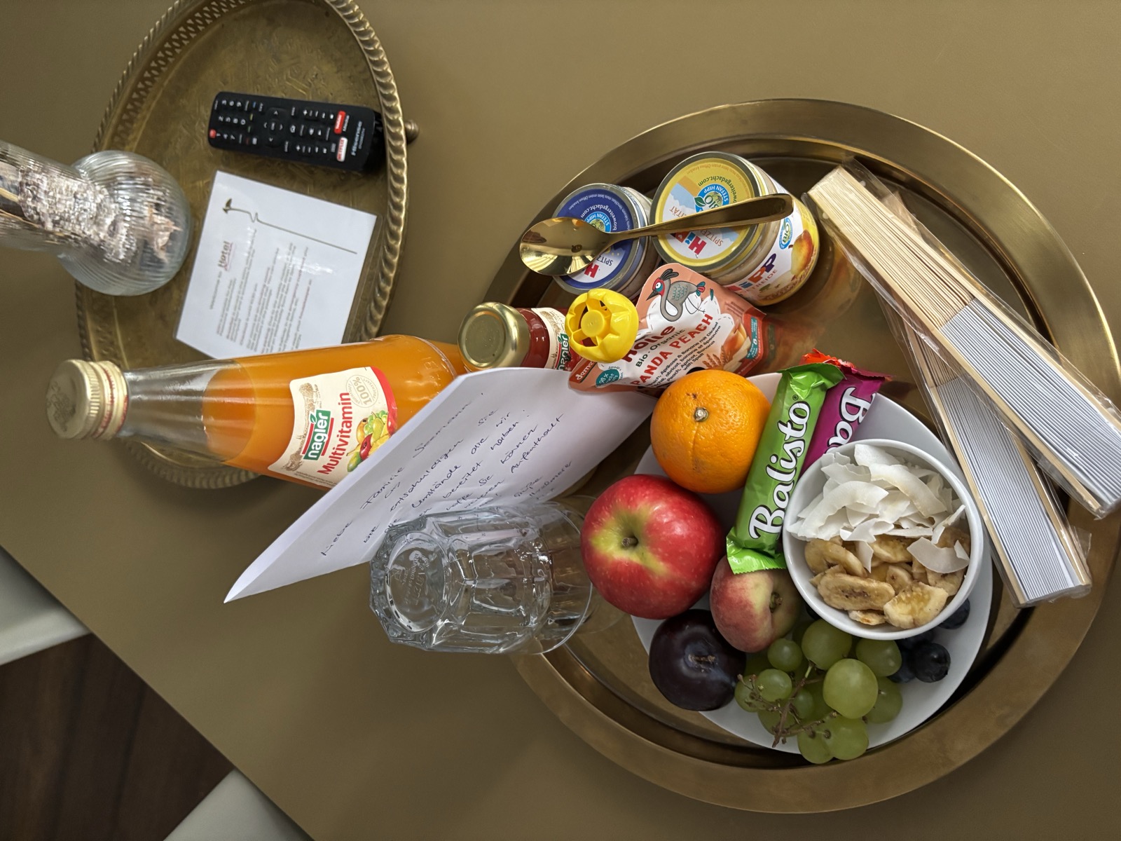 Willkommenstablett mit Obst und Saft