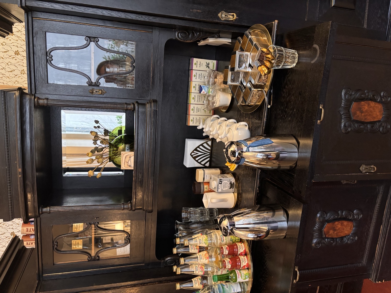 Getr&auml;nkestation im antiken Schrank