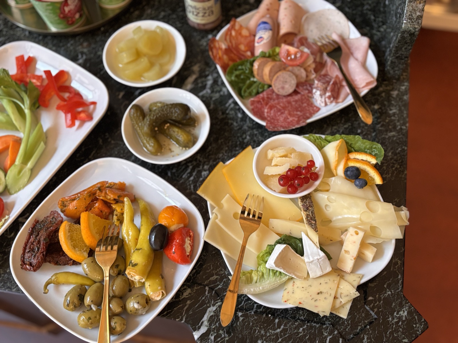 K&auml;se, Oliven und Aufschnitt