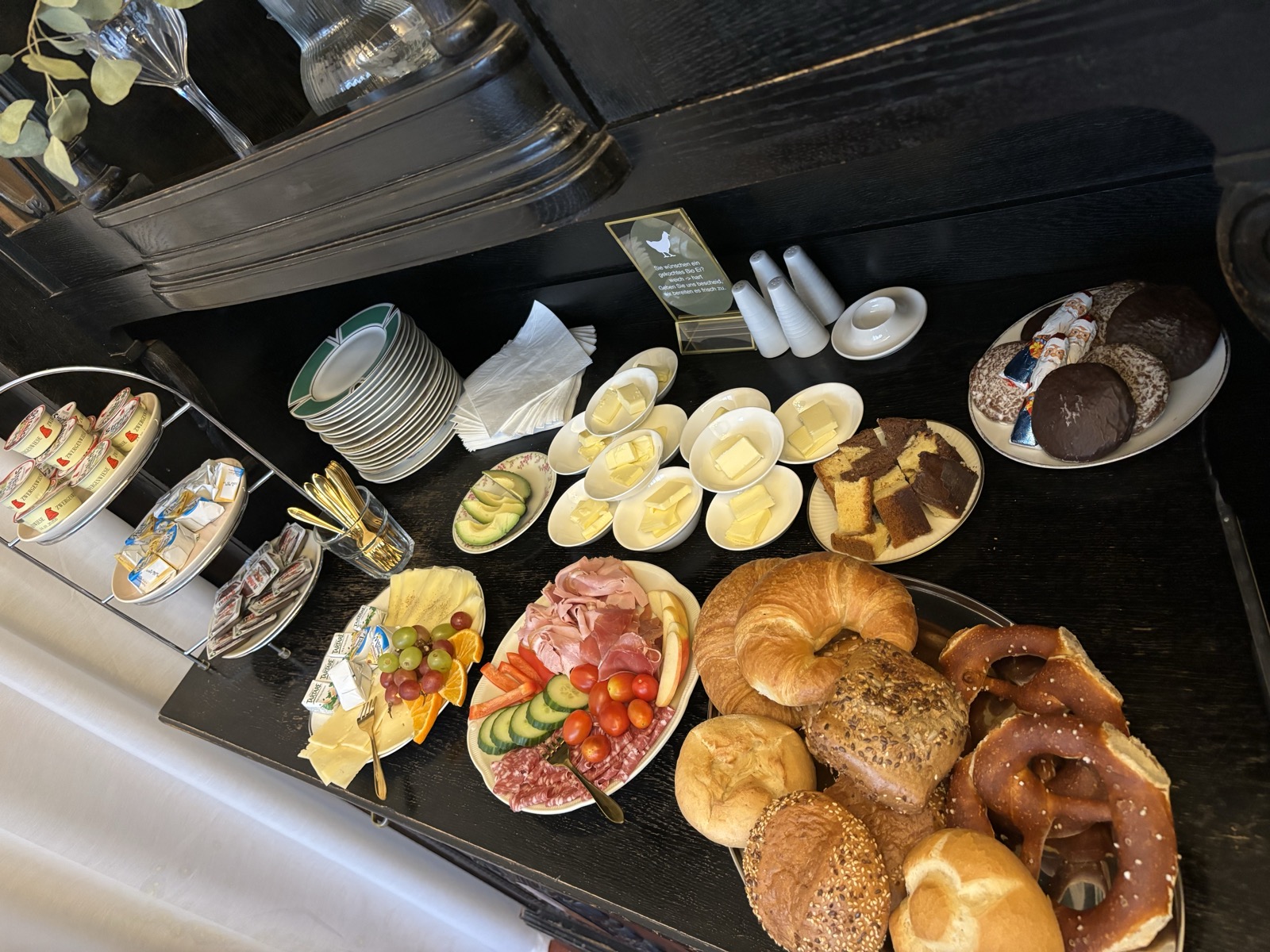 Buffet mit Br&ouml;tchen und Brezeln