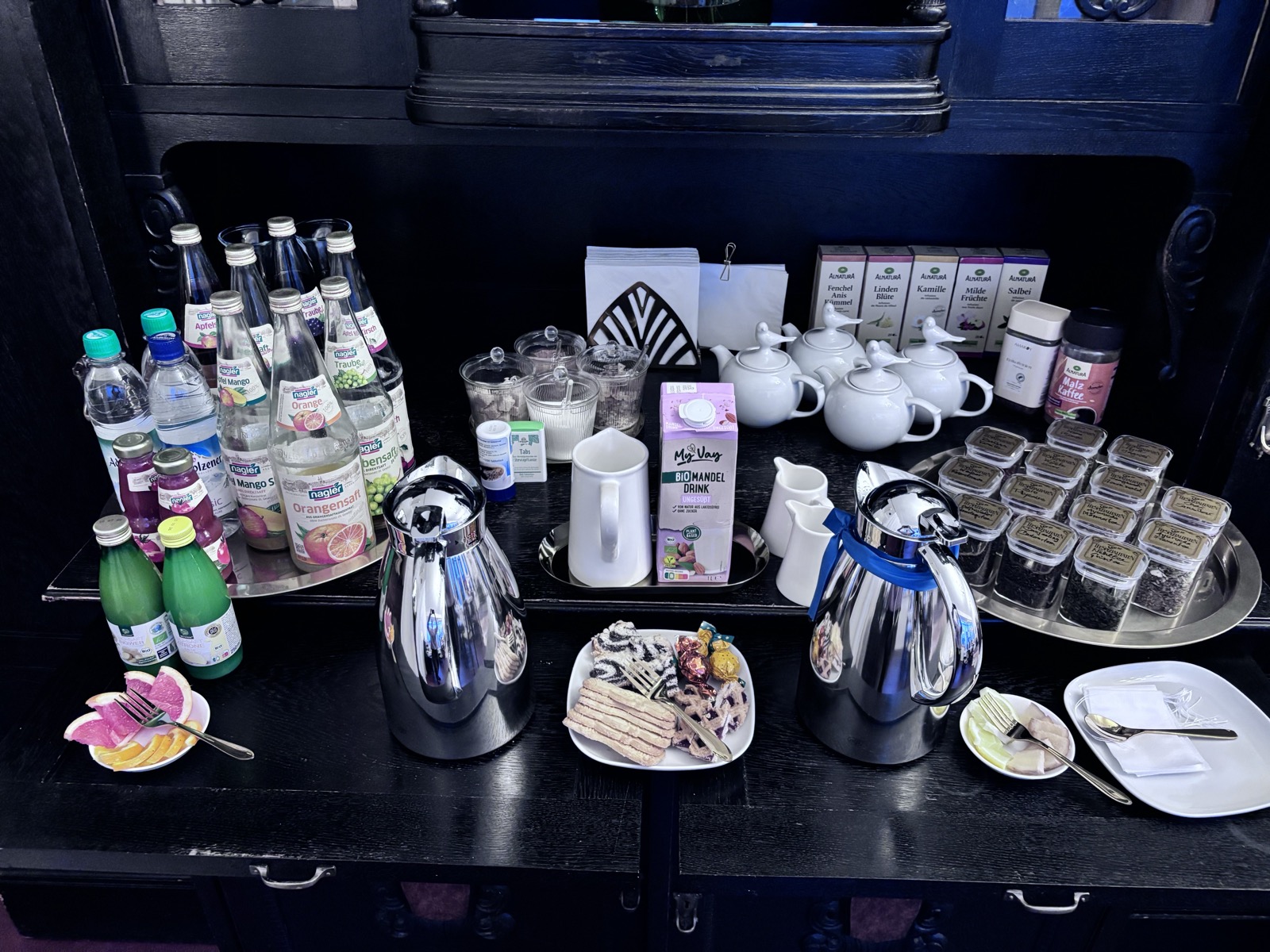 Getr&auml;nkestation mit S&auml;ften und Teekannen