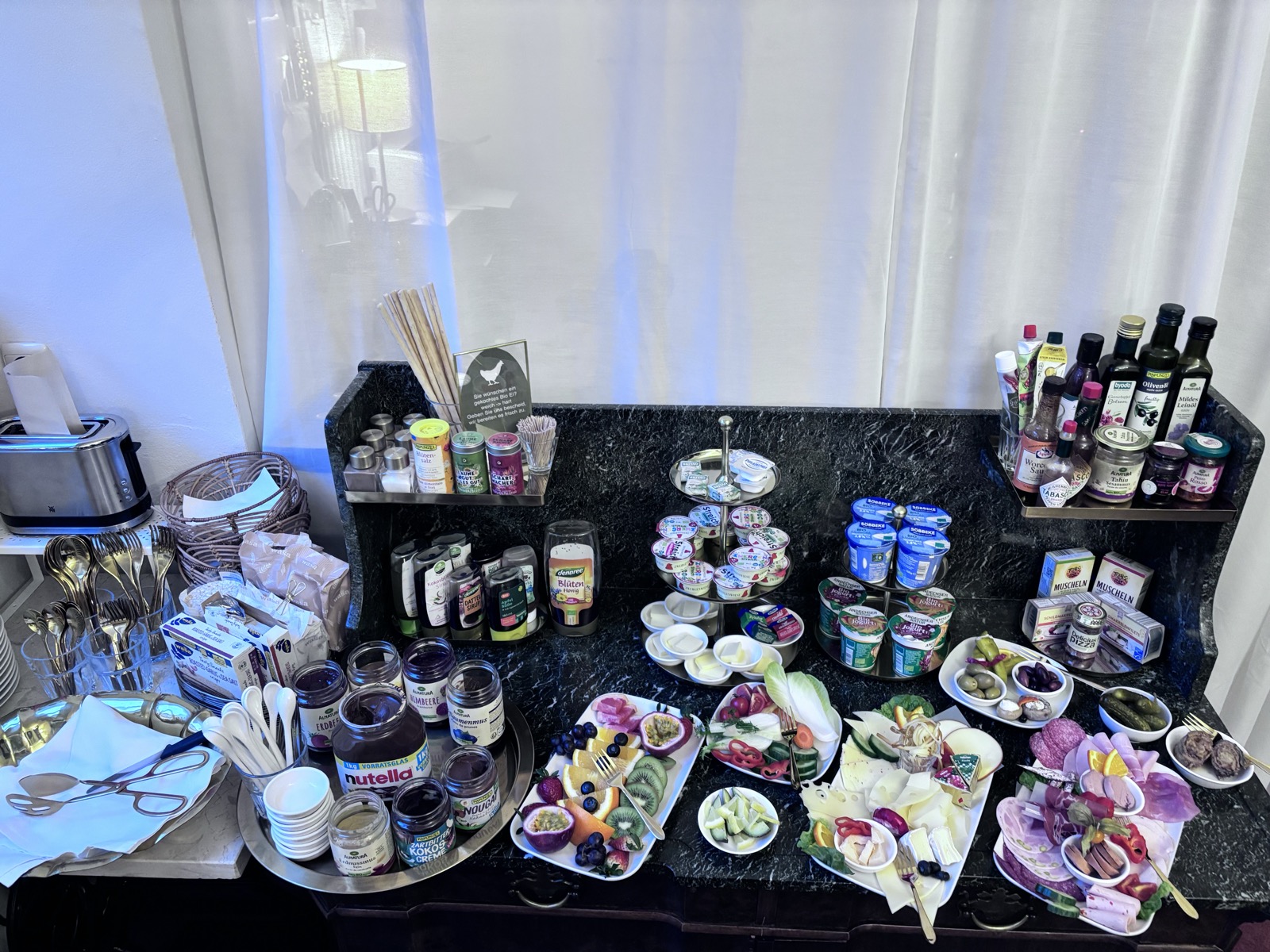 Buffet mit Marmeladen und Aufstrichen