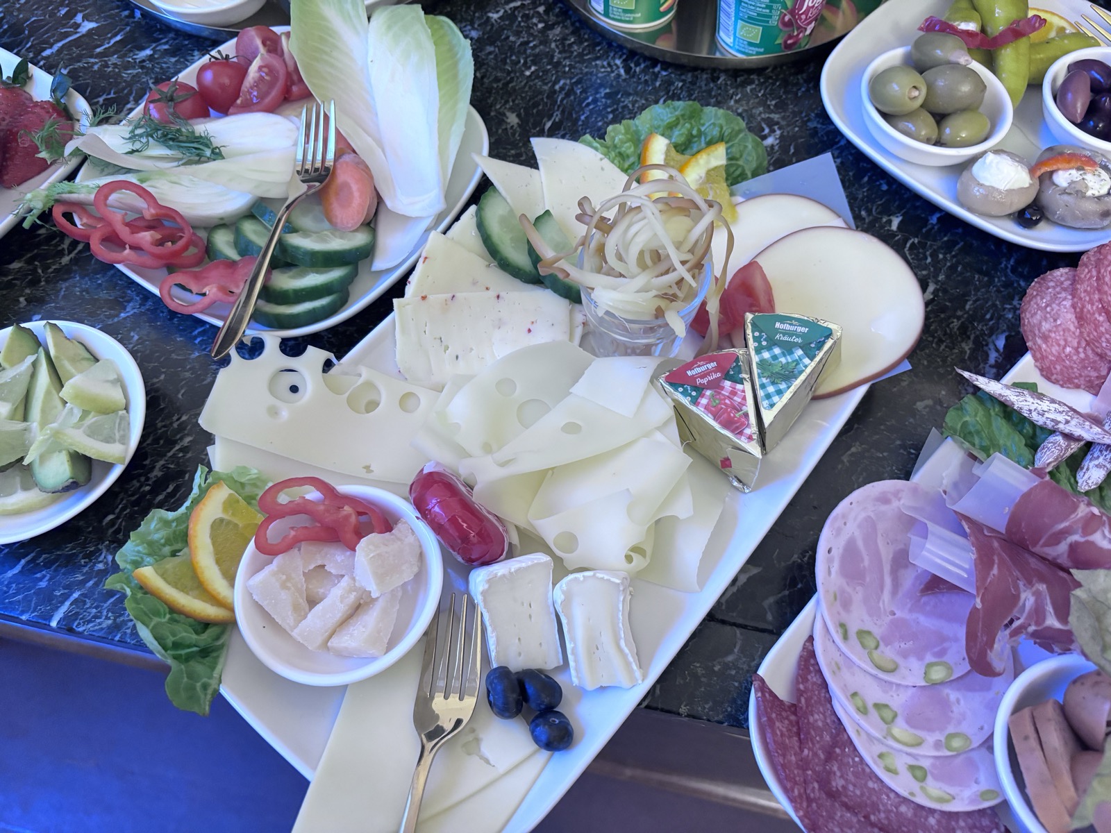 K&auml;seplatte mit Gem&uuml;se