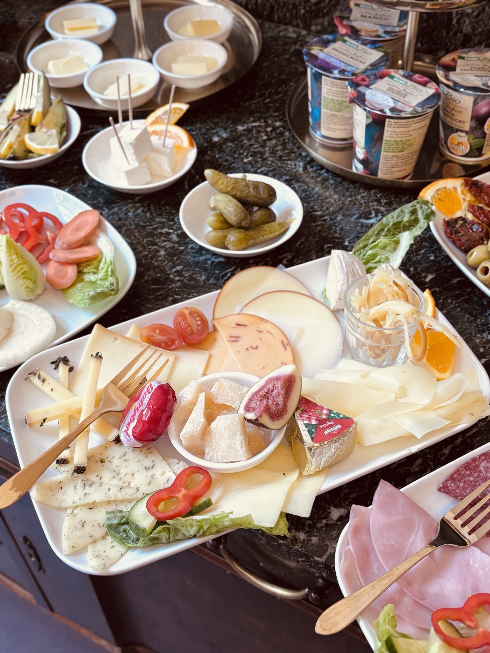 K&auml;seplatte mit Feigen und Gurken