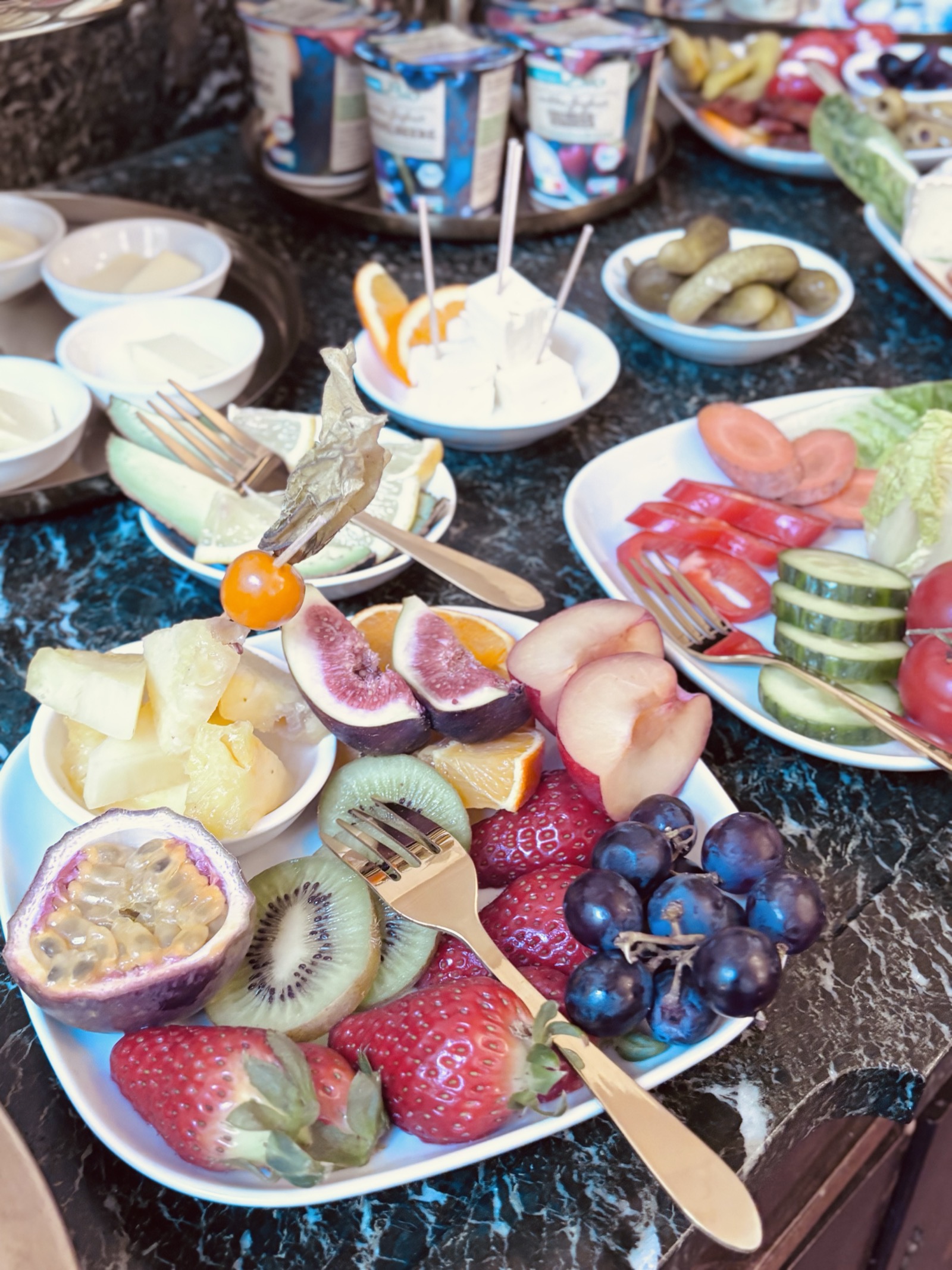 Obstteller mit Feigen und Passionsfrucht