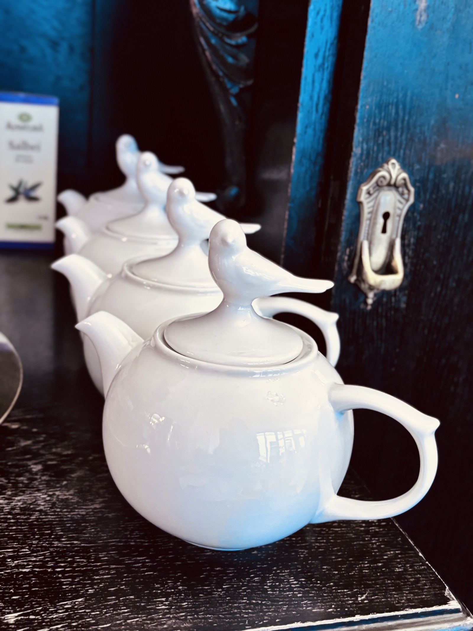 Teekannen mit Vogel-Detail im Hotel Lux