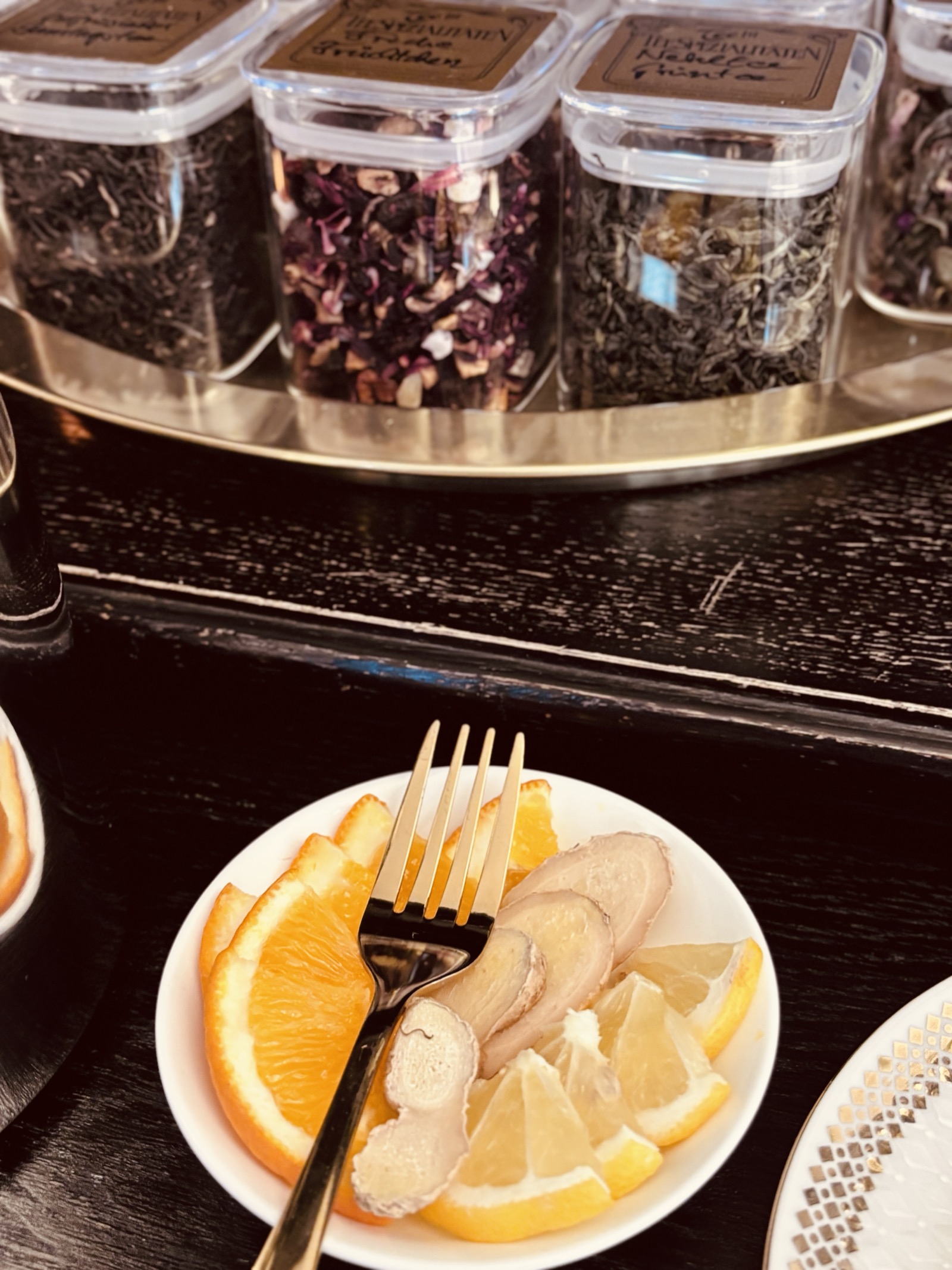 Loser Tee mit Ingwer und Orange