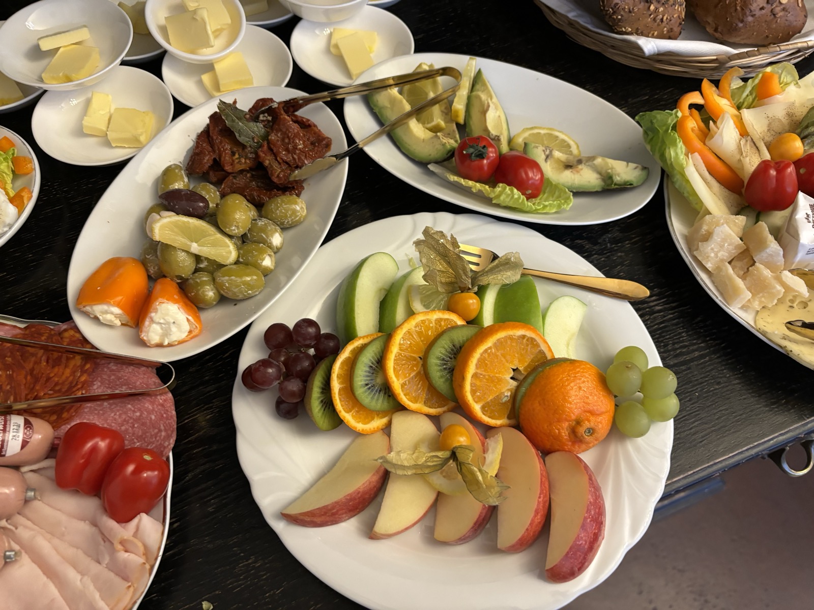 Obstplatte mit Oliven und Gem&uuml;se