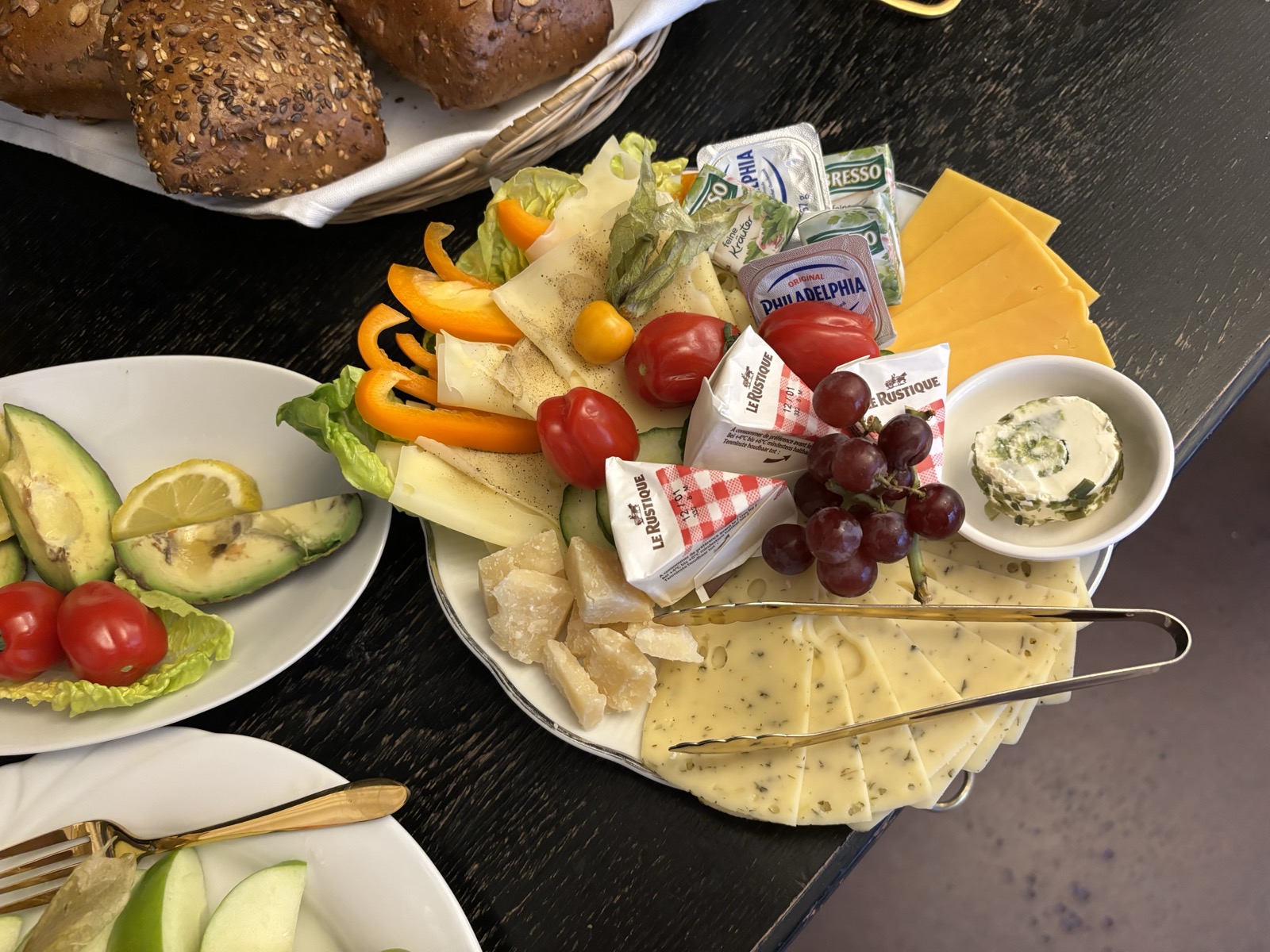 K&auml;seplatte mit Brot und Avocado
