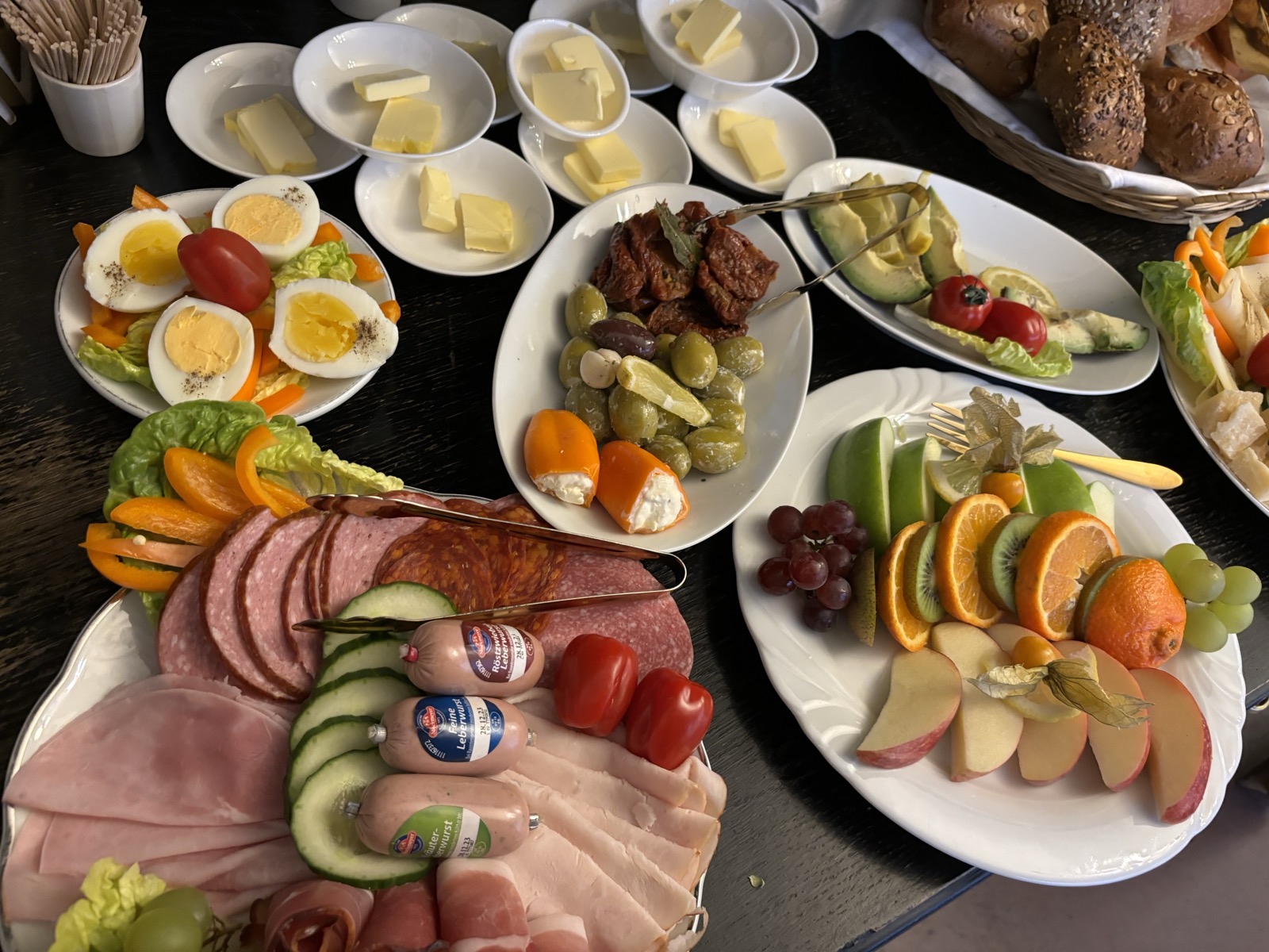 Eier, Aufschnitt, Obst und Beilagen