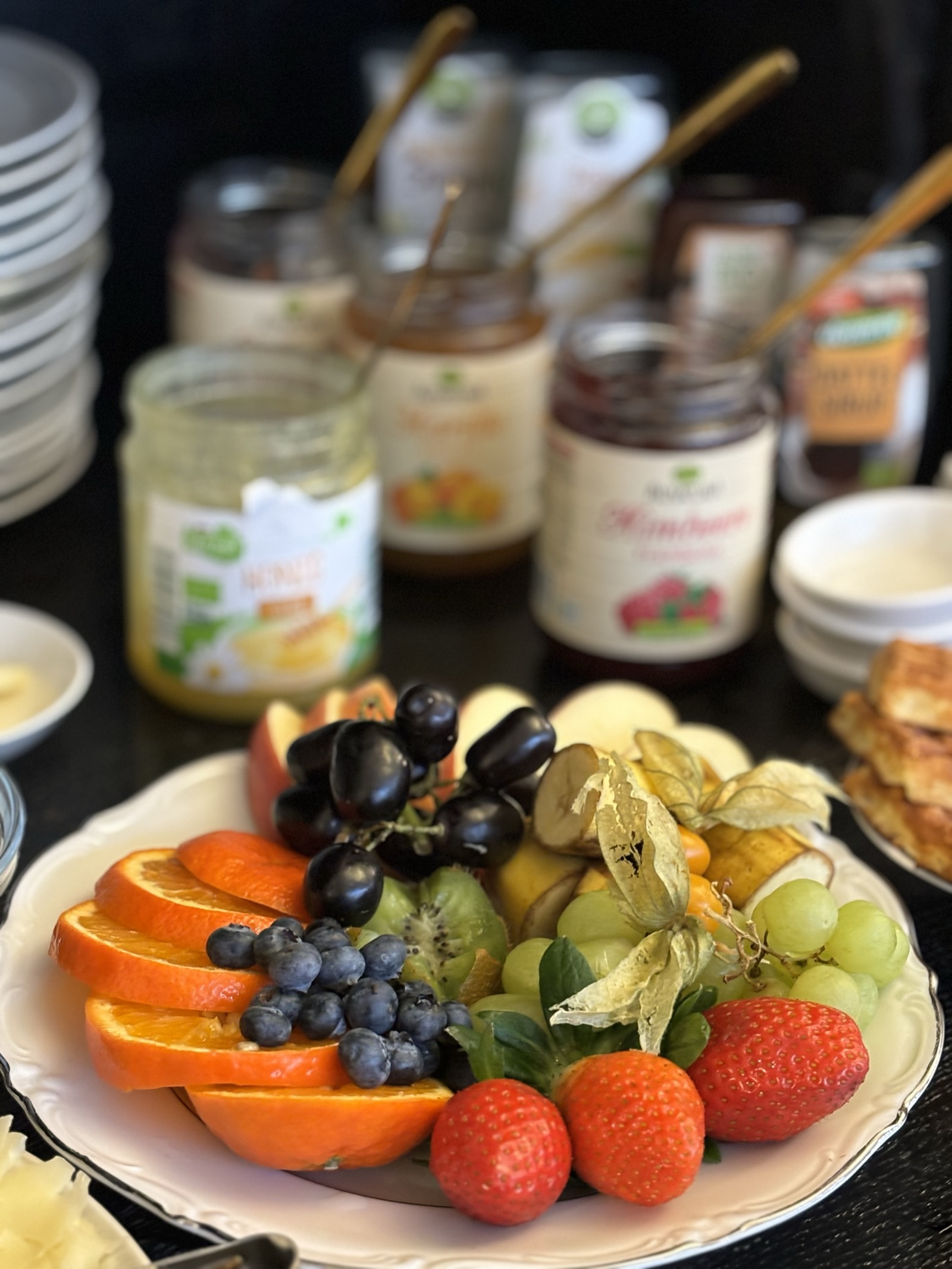 Obstplatte mit Erdbeeren und Trauben