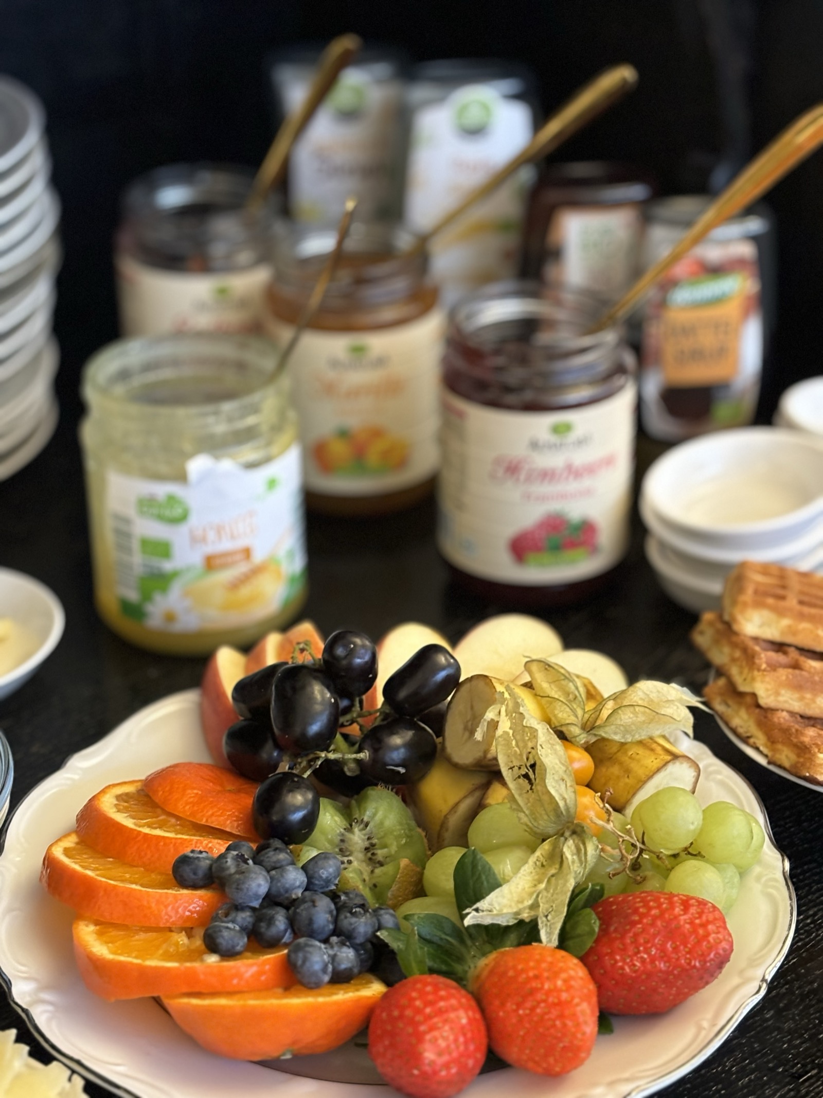 Obstplatte und Marmeladen