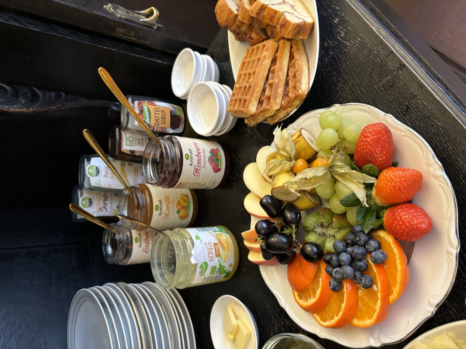 Obst, Waffeln und Marmeladen