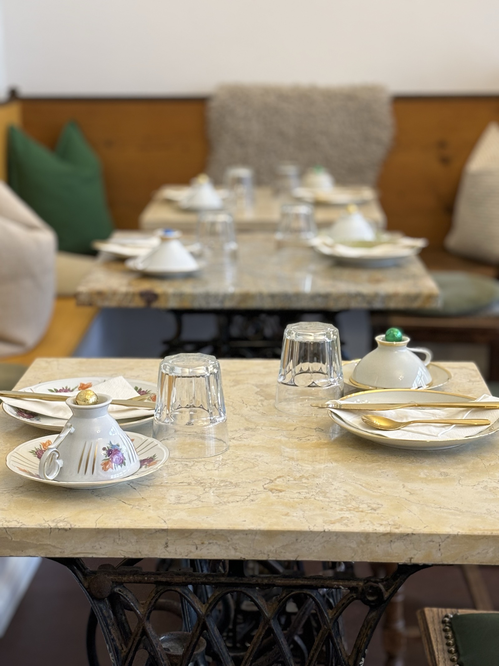 Tischreihe mit Vintage-Geschirr
