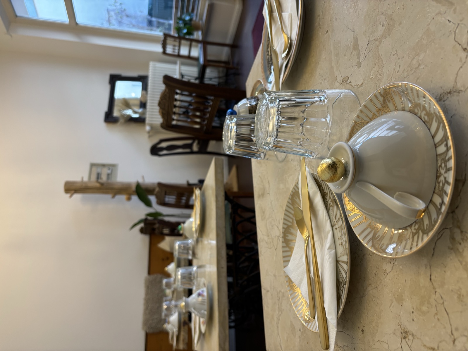 Fr&uuml;hst&uuml;cksraum mit goldenem Besteck