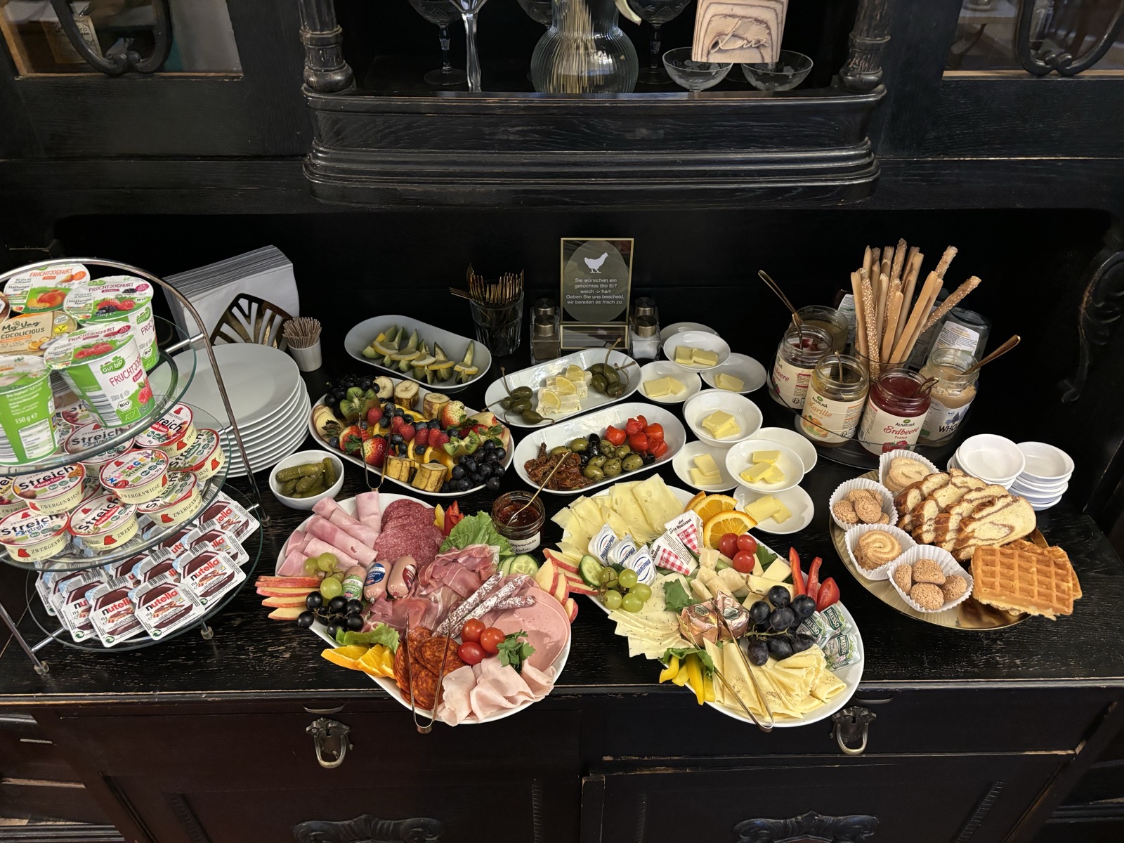 Reichhaltiges Fr&uuml;hst&uuml;cksbuffet