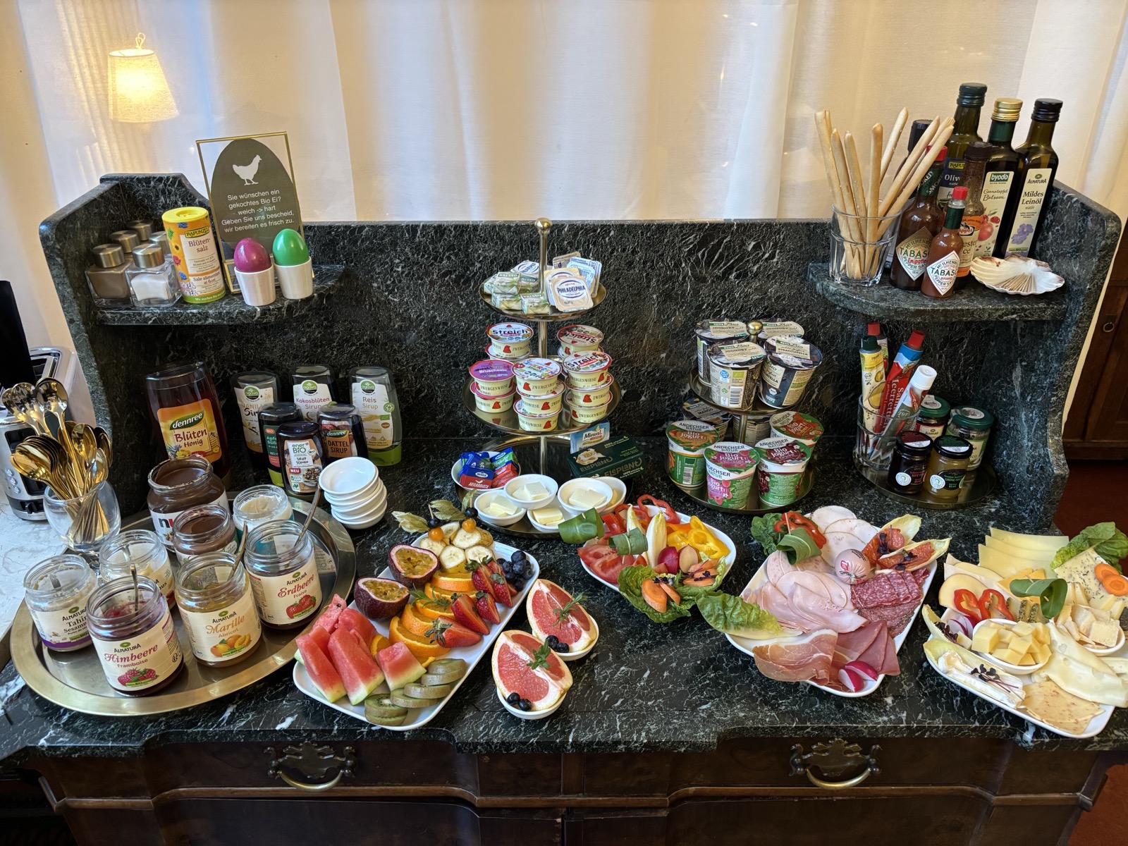 Gro&szlig;es Fr&uuml;hst&uuml;cksbuffet &Uuml;bersicht