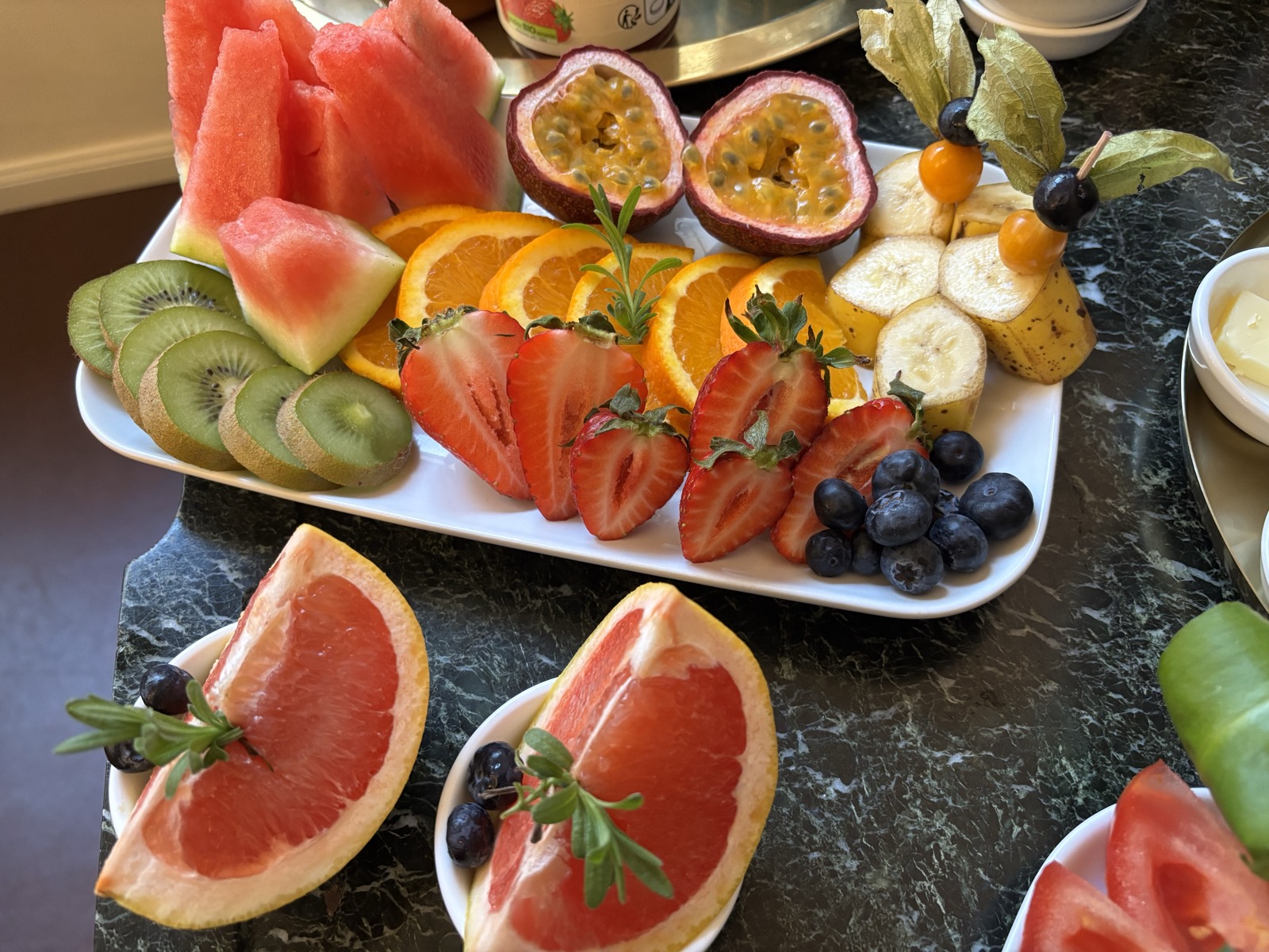 Farbenfrohe Obstplatte mit Erdbeeren