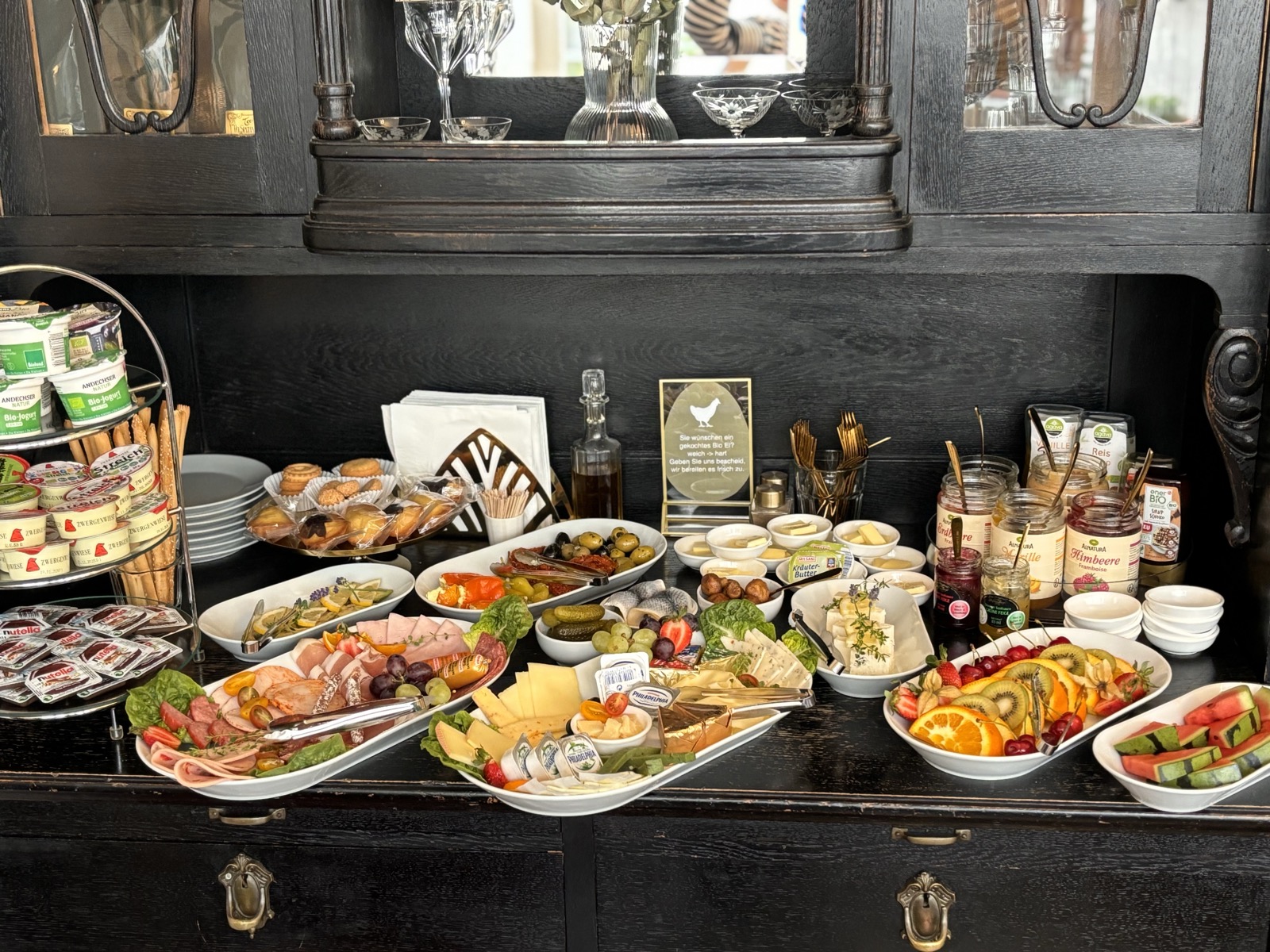 Gro&szlig;es Buffet auf antikem M&ouml;bel