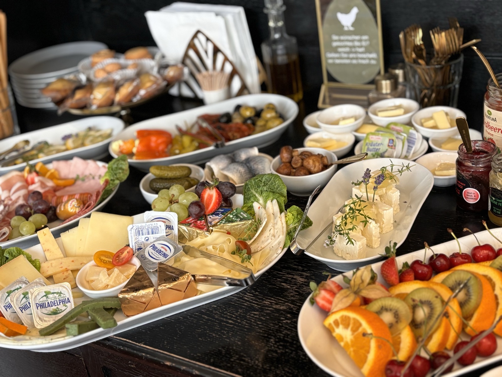 Buffet mit K&auml;se, Obst und Marmelade