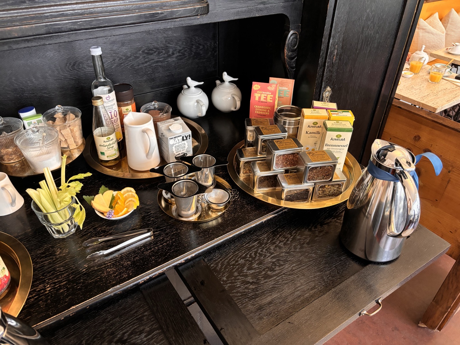 Teestation mit Kanne und Teesorten