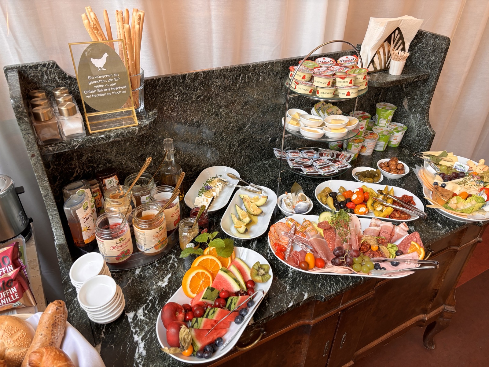 Buffet auf antikem M&ouml;bel