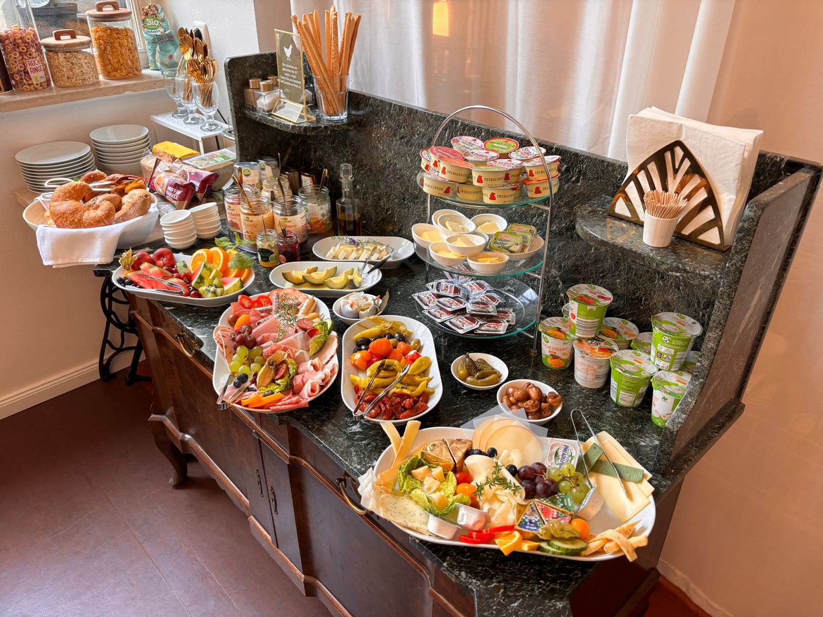 Gro&szlig;es Buffet mit Joghurt und K&auml;se